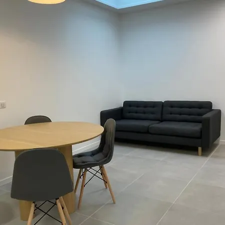 Guestready - White Lines In Downtown