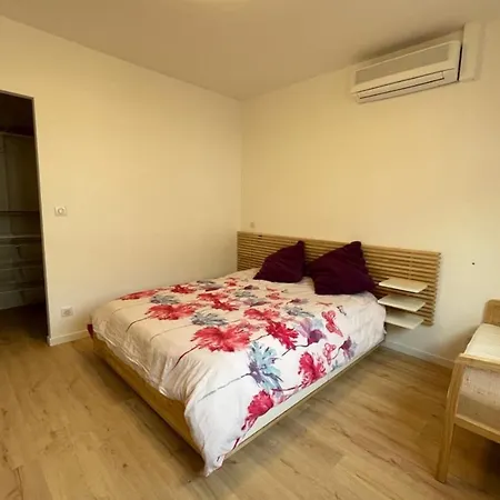 Guestready - White Lines In Downtown *