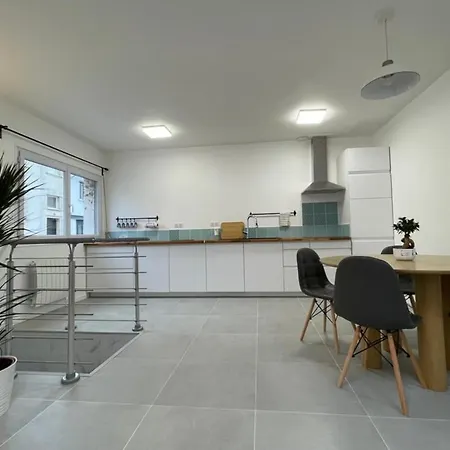 Guestready - White Lines In Downtown