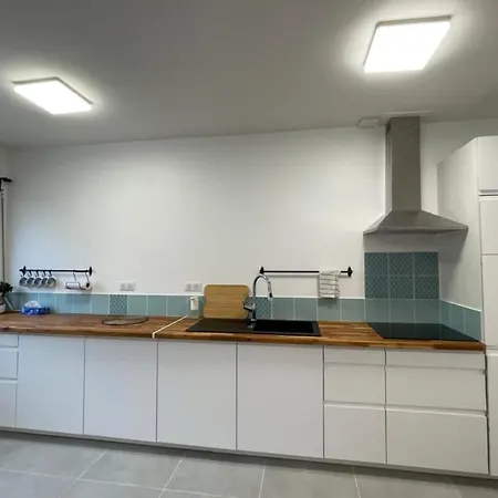 Guestready - White Lines In Downtown Bordeaux